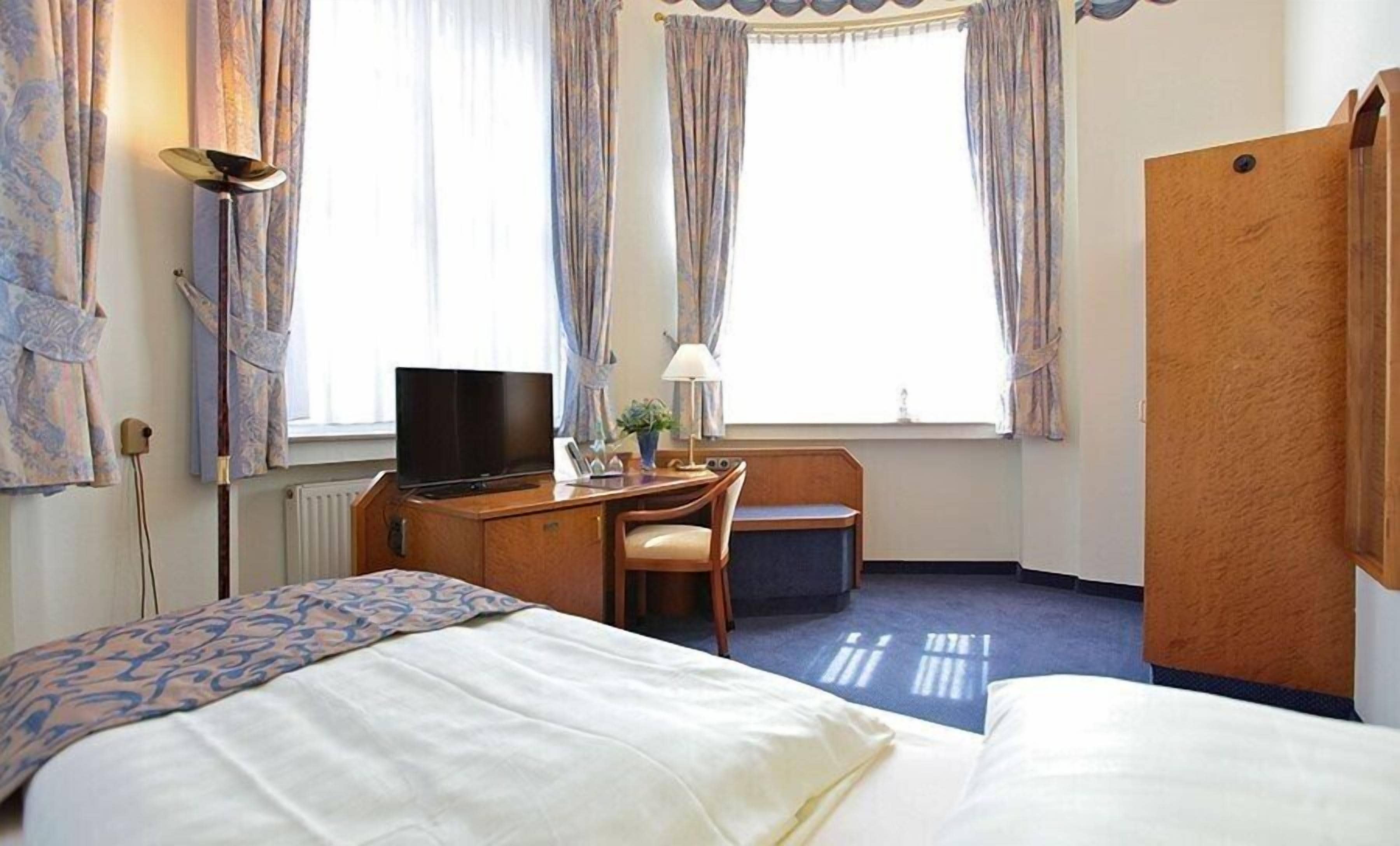 oriel single room | premium bedding, select comfort beds, minibar, in-room safe