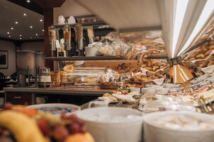 Se ofrece un desayuno bufé todos los días (16.50 EUR por persona)