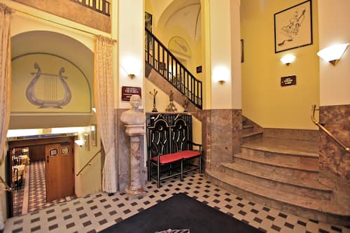 Lobby lounge
