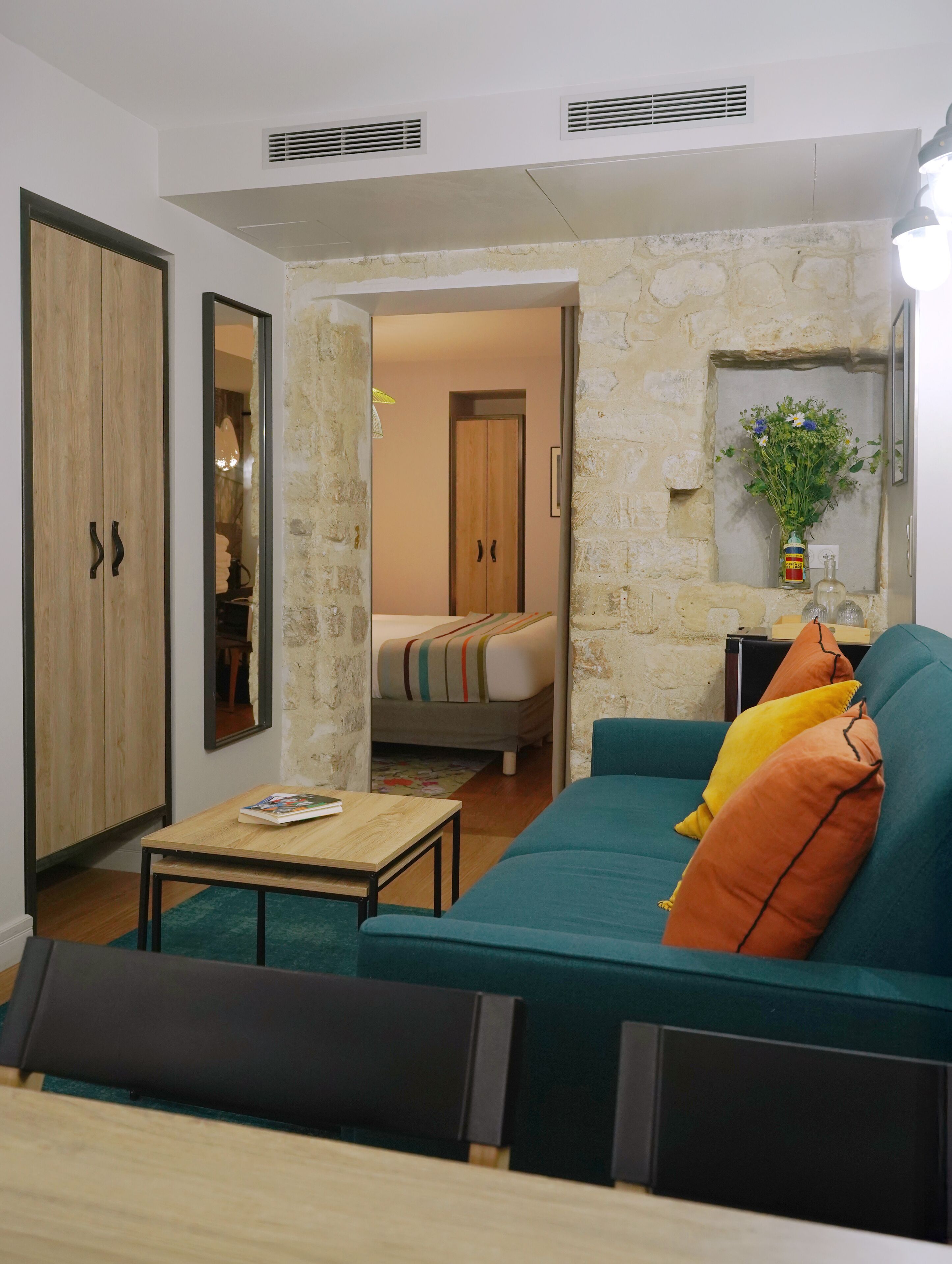 Standard Apartment, 1 King Bed, Non Smoking, Kitchen | Living area