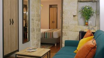 Standard Apartment, 1 King Bed, Non Smoking, Kitchen | Living area