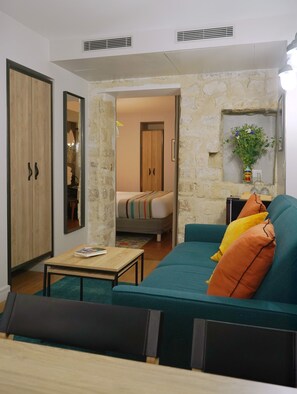 Standard Apartment, 1 King Bed, Non Smoking, Kitchen | Living area