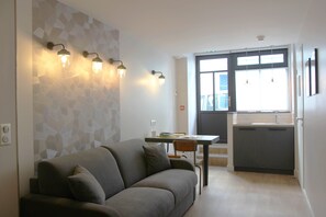 Espresso maker, electric kettle