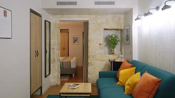 Standard Apartment, 1 King Bed, Non Smoking, Kitchen | Living area