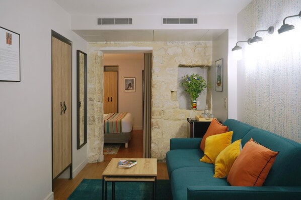 Standard Apartment, 1 King Bed, Non Smoking, Kitchen | Living area