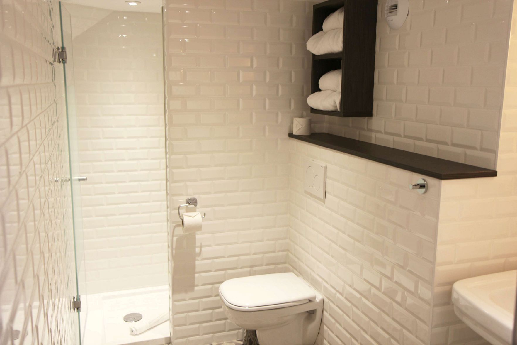 Badkamer | Een douche, gratis toiletartikelen, een haardroger, handdoeken