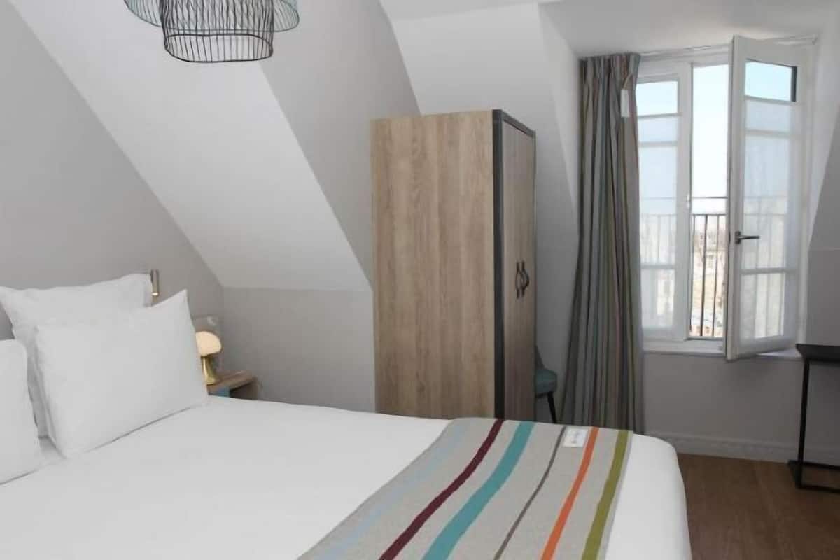 Premium bedding, pillow-top beds, in-room safe, desk