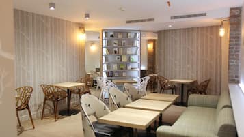 Se ofrece un desayuno bufé (19 EUR por persona)