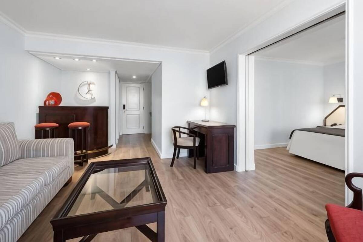 Vardagsrum | 32-tums LCD-tv med kabelkanaler, tv och en iPod-dockningsstation