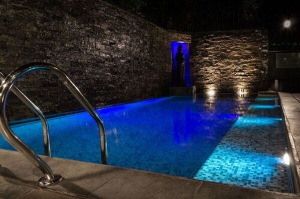 Indoor pool, seasonal outdoor pool, pool loungers