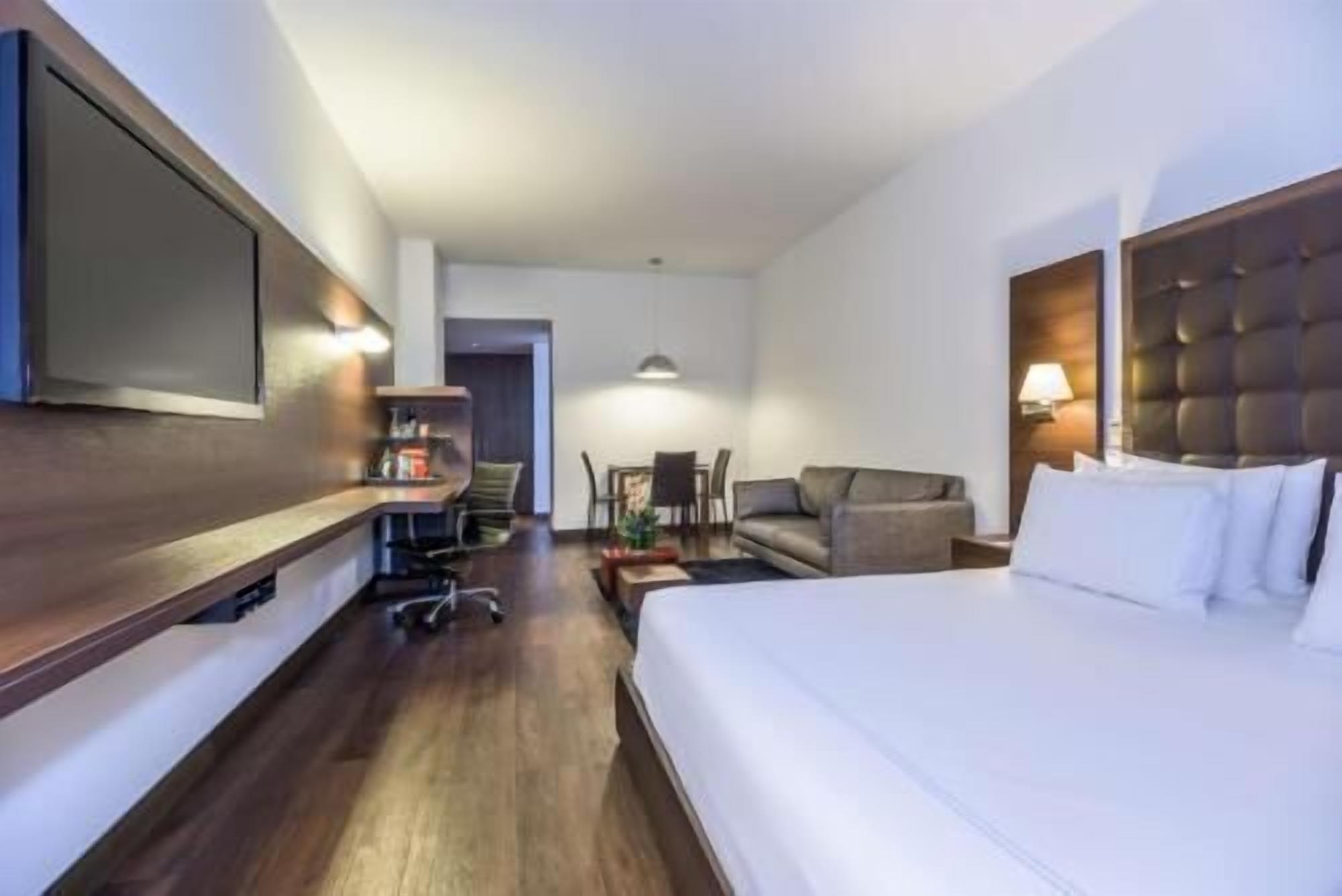 Minibar, caja fuerte, escritorio y espacio para trabajar con un portátil