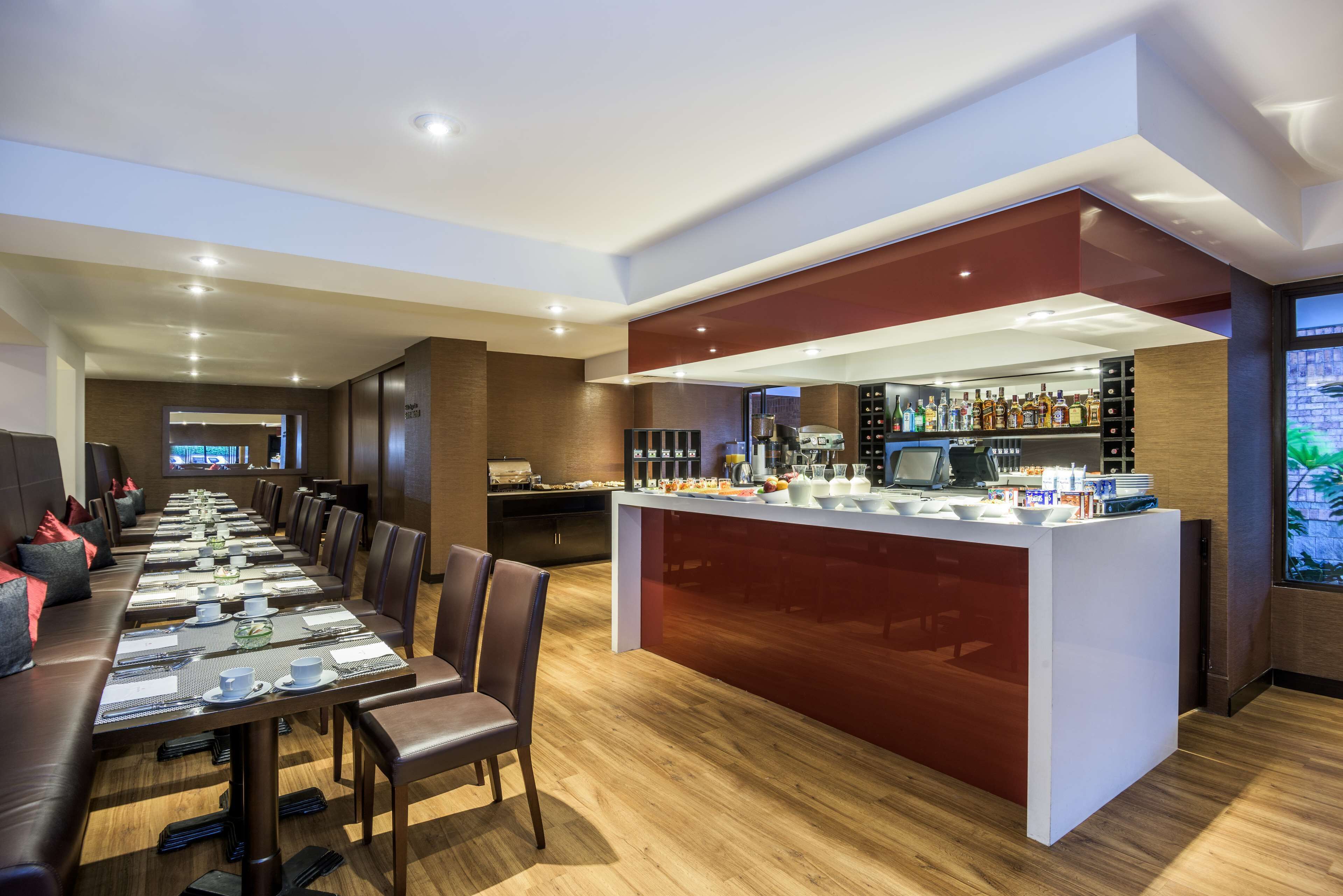 lunch and dinner served, international cuisine