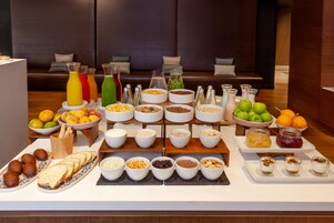 Lunch and dinner served, international cuisine