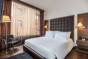 Suite | Een minibar, een kluis op de kamer, een bureau, een laptopwerkplek