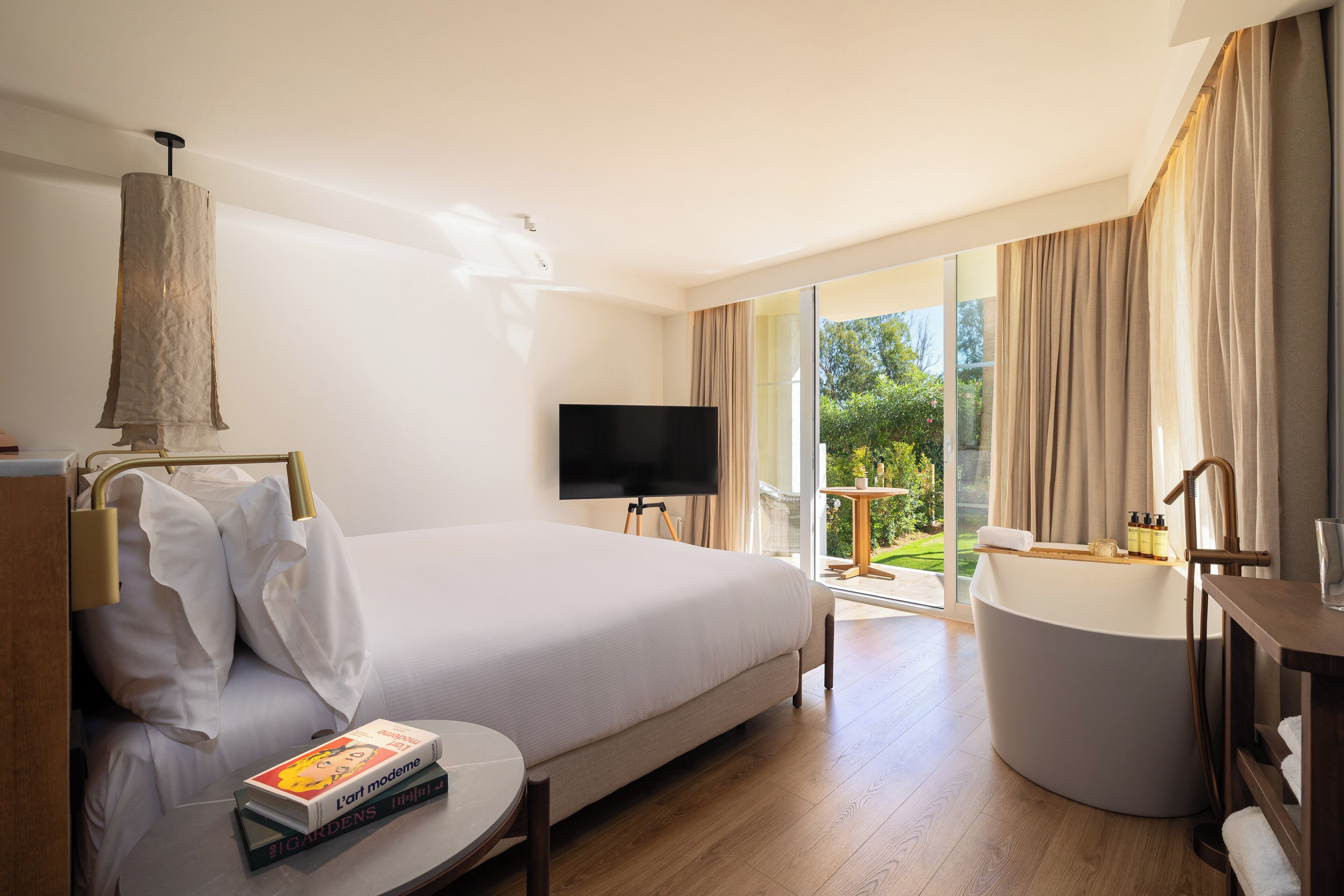 Studio ME+ with Garden | Literie de qualité supérieure, minibar, coffres-forts dans les chambres