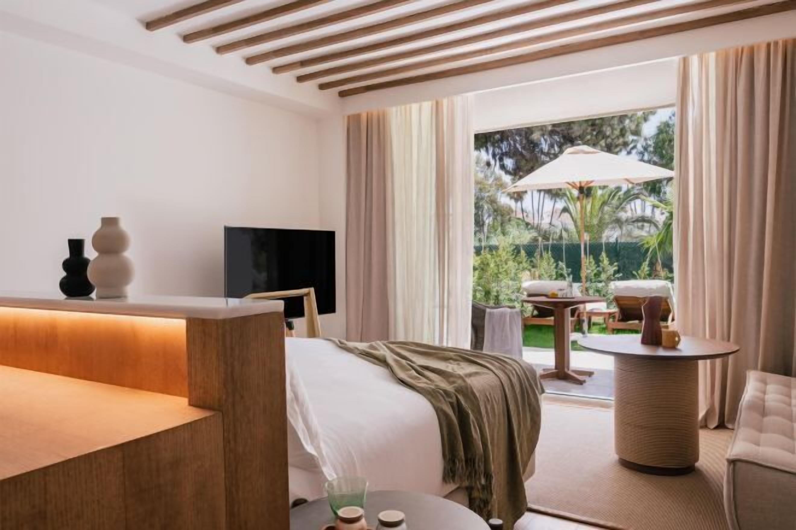 Luxe beddengoed, een minibar, een kluis op de kamer