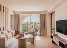 高档床上用品、迷你吧、客房内保险箱、遮光窗帘