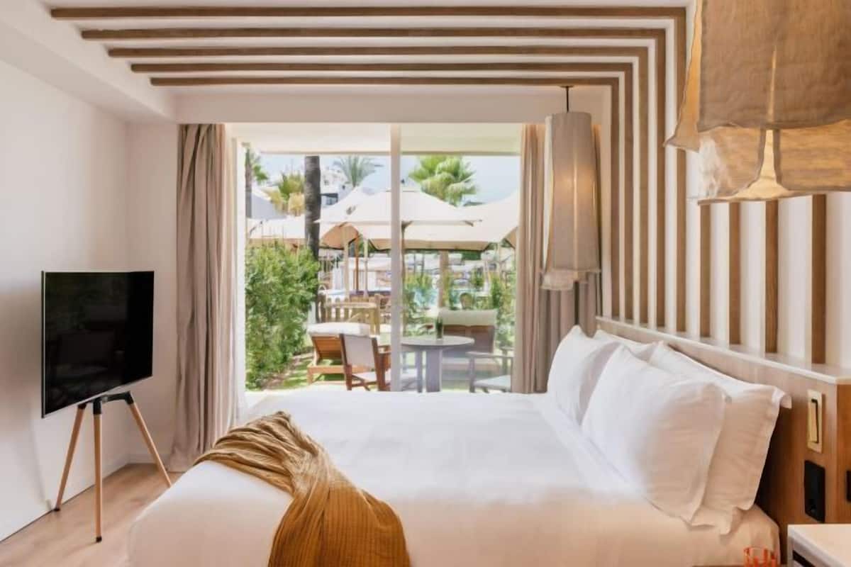 Luxe beddengoed, een minibar, een kluis op de kamer