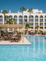 2 piscinas al aire libre, sombrillas, sillones reclinables de piscina