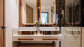 Produtos de toalete grátis, secador de cabelo, roupões de banho