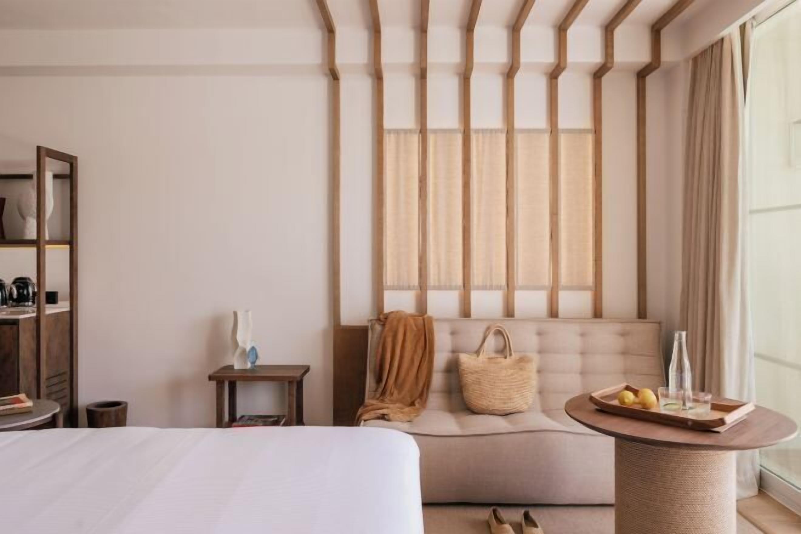 Luxe beddengoed, een minibar, een kluis op de kamer