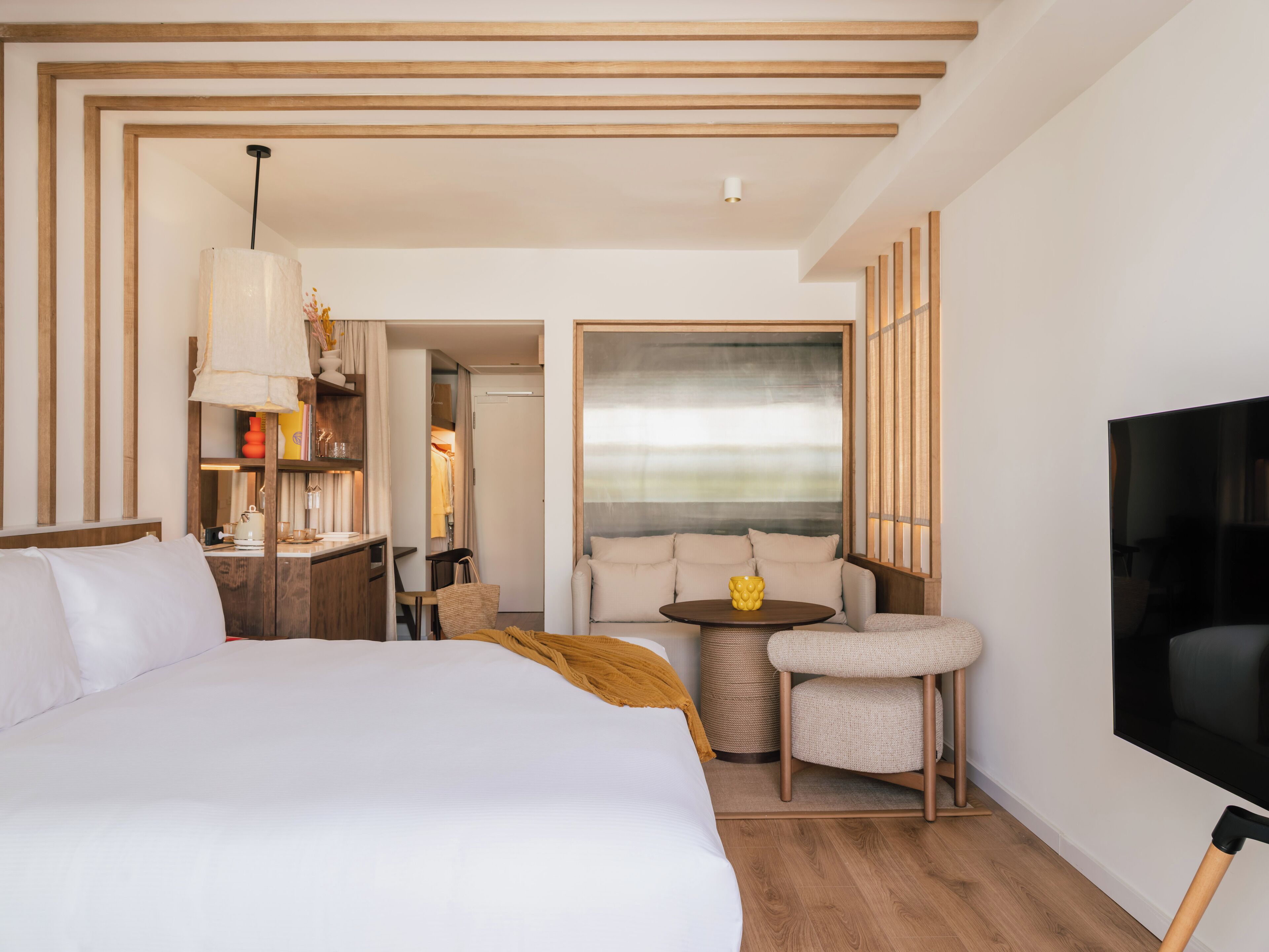 Ropa de cama de alta calidad y caja de seguridad en la habitación 