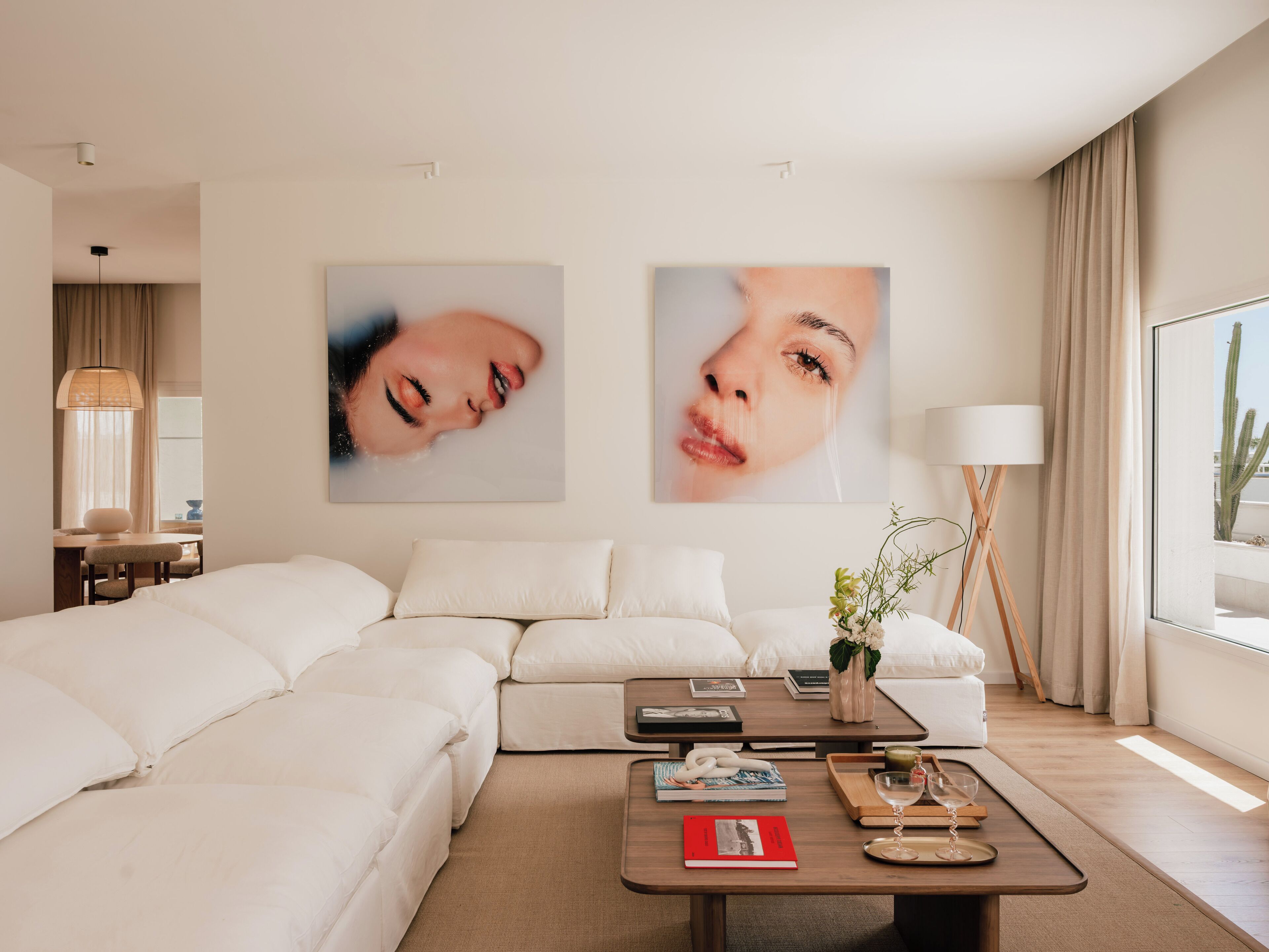 Ropa de cama de alta calidad y caja de seguridad en la habitación 