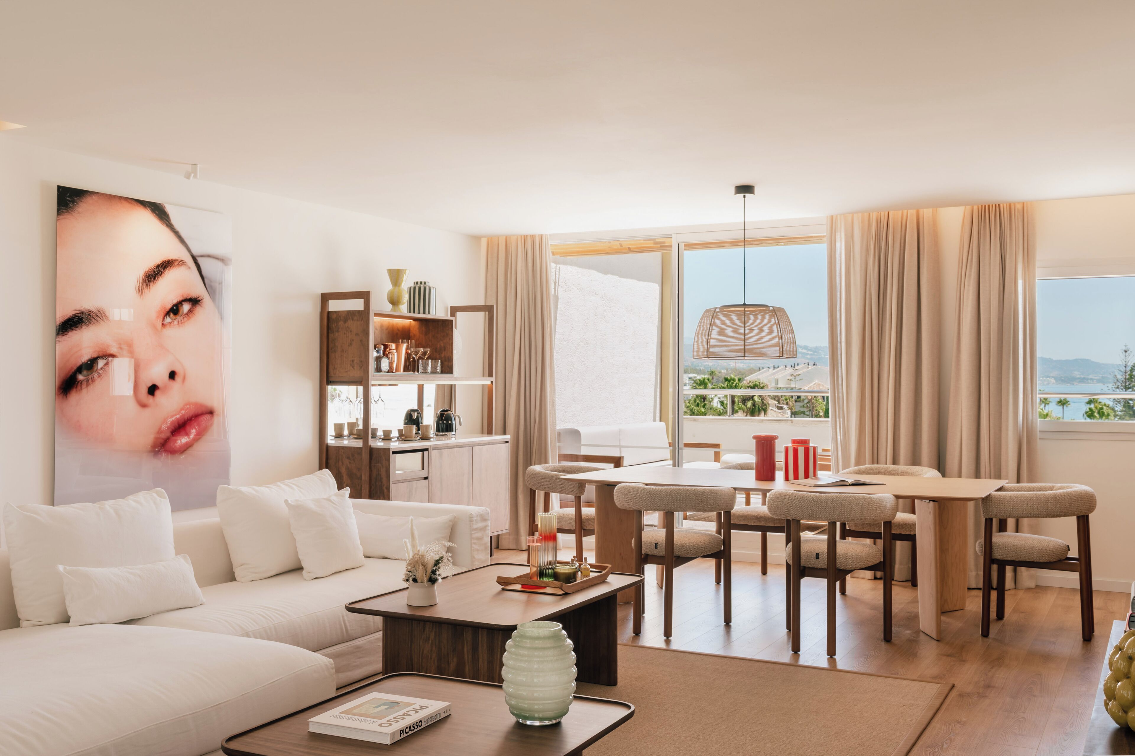 Ropa de cama de alta calidad y caja de seguridad en la habitación 