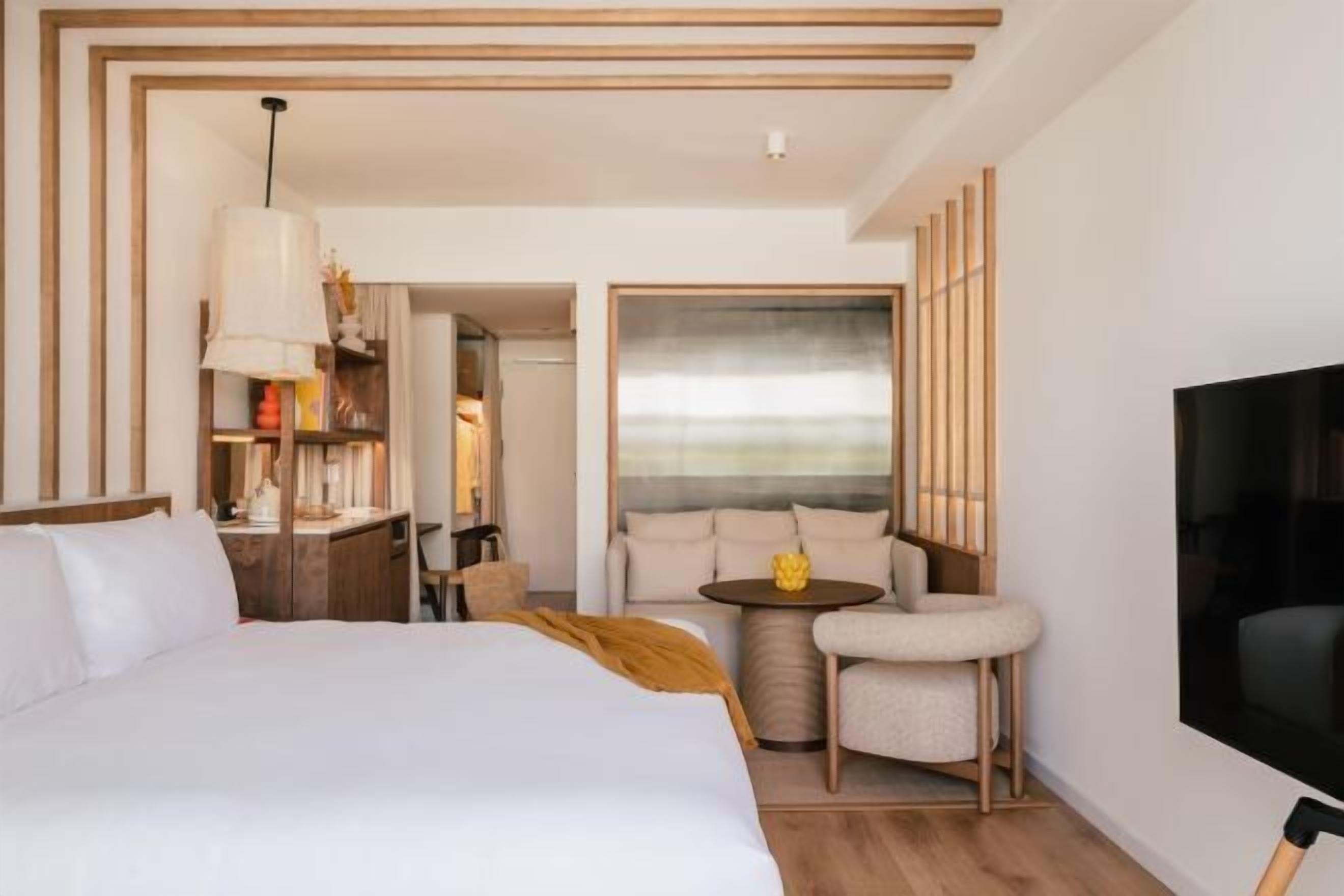 Luxe beddengoed, een minibar, een kluis op de kamer