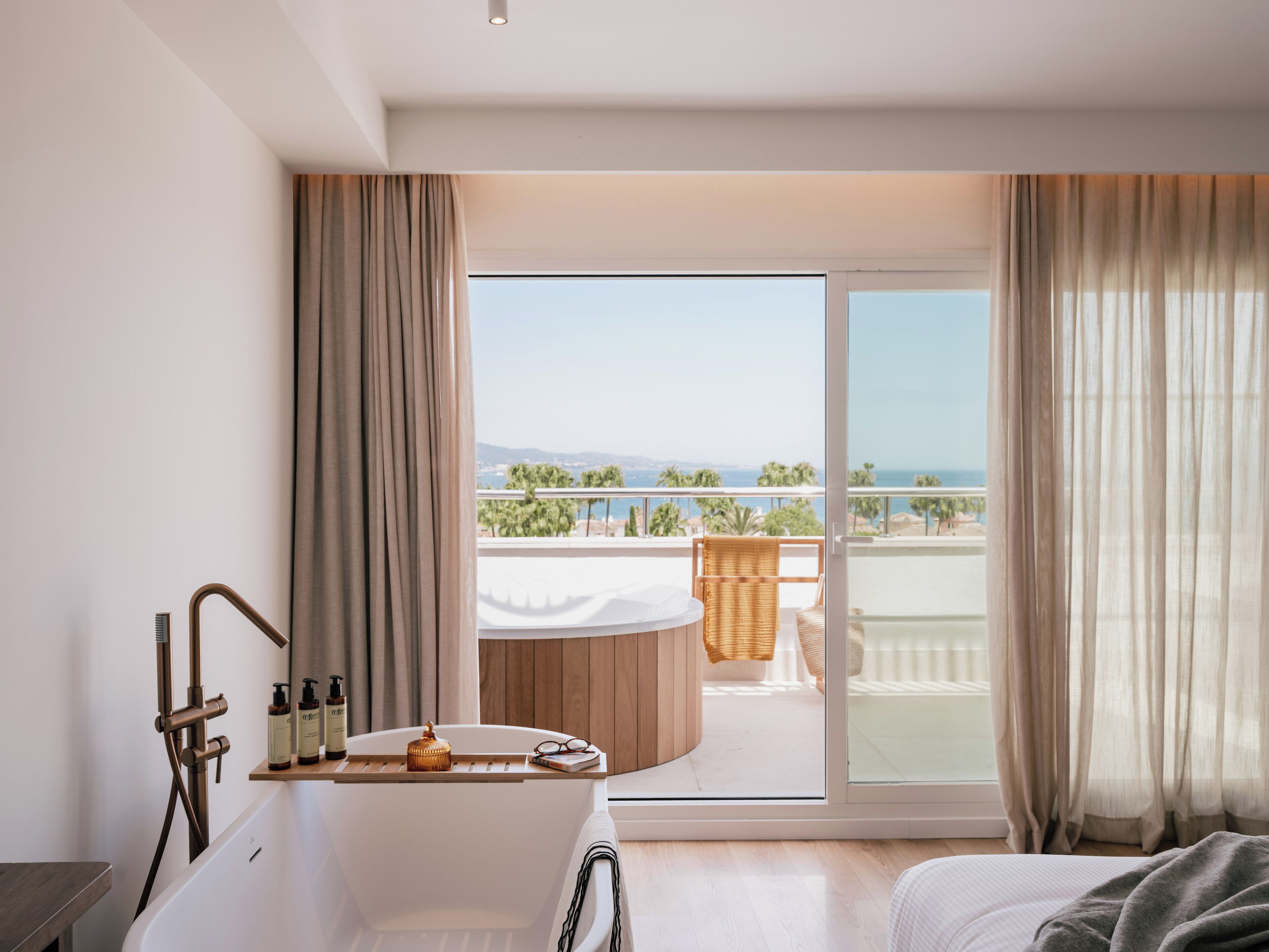 免费洗浴用品、吹风机、浴袍、拖鞋