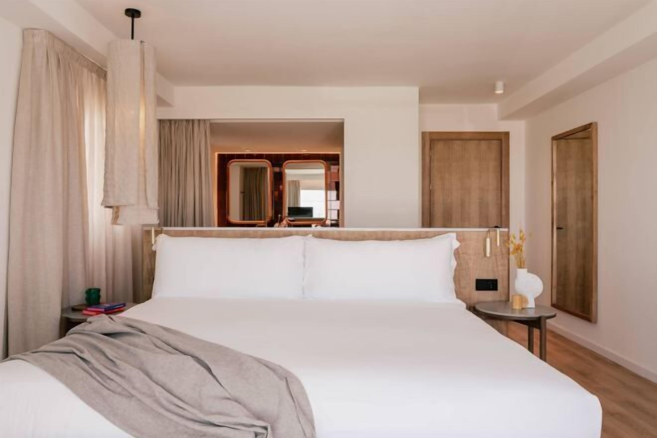 Luxe beddengoed, een minibar, een kluis op de kamer