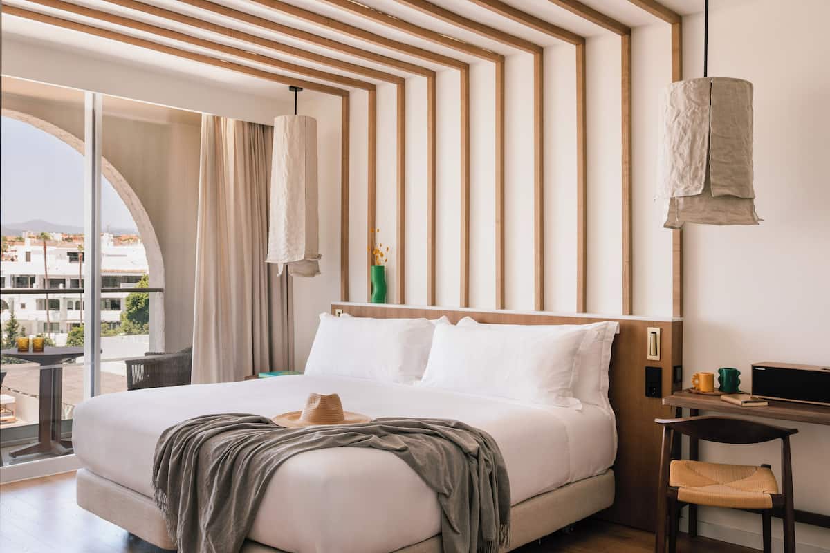 1 bedroom, premium bedding, minibar, in-room safe