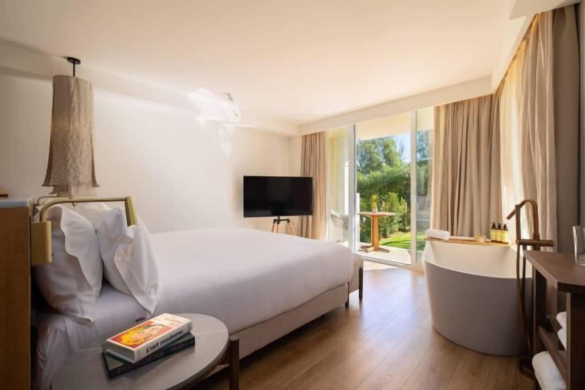 Luxe beddengoed, een minibar, een kluis op de kamer