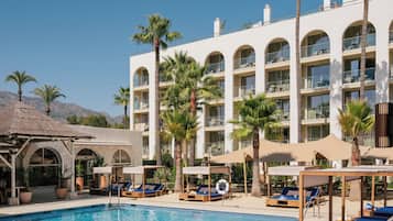 Piscina interna, 2 piscinas externas, guarda-sóis, espreguiçadeiras