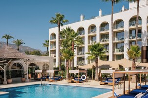 室内游泳池，2 室外游泳池，池畔遮阳伞，日光浴躺椅