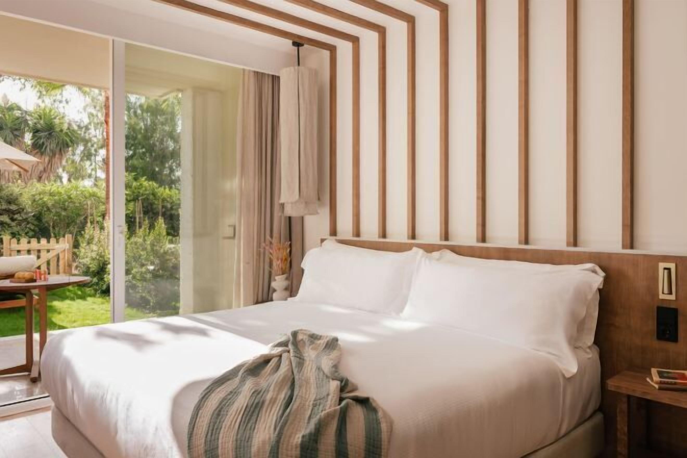 Luxe beddengoed, een minibar, een kluis op de kamer