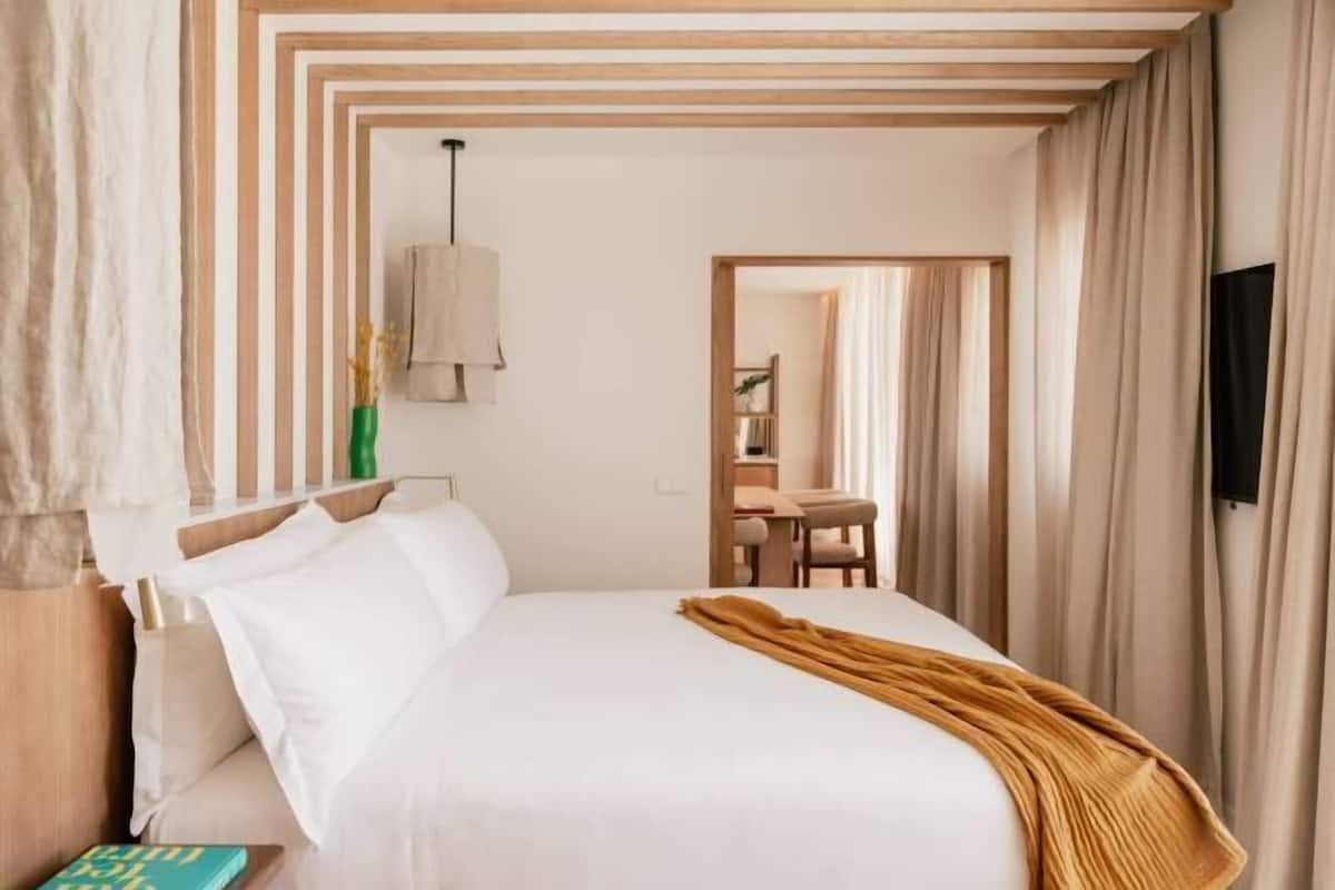 Luxe beddengoed, een minibar, een kluis op de kamer