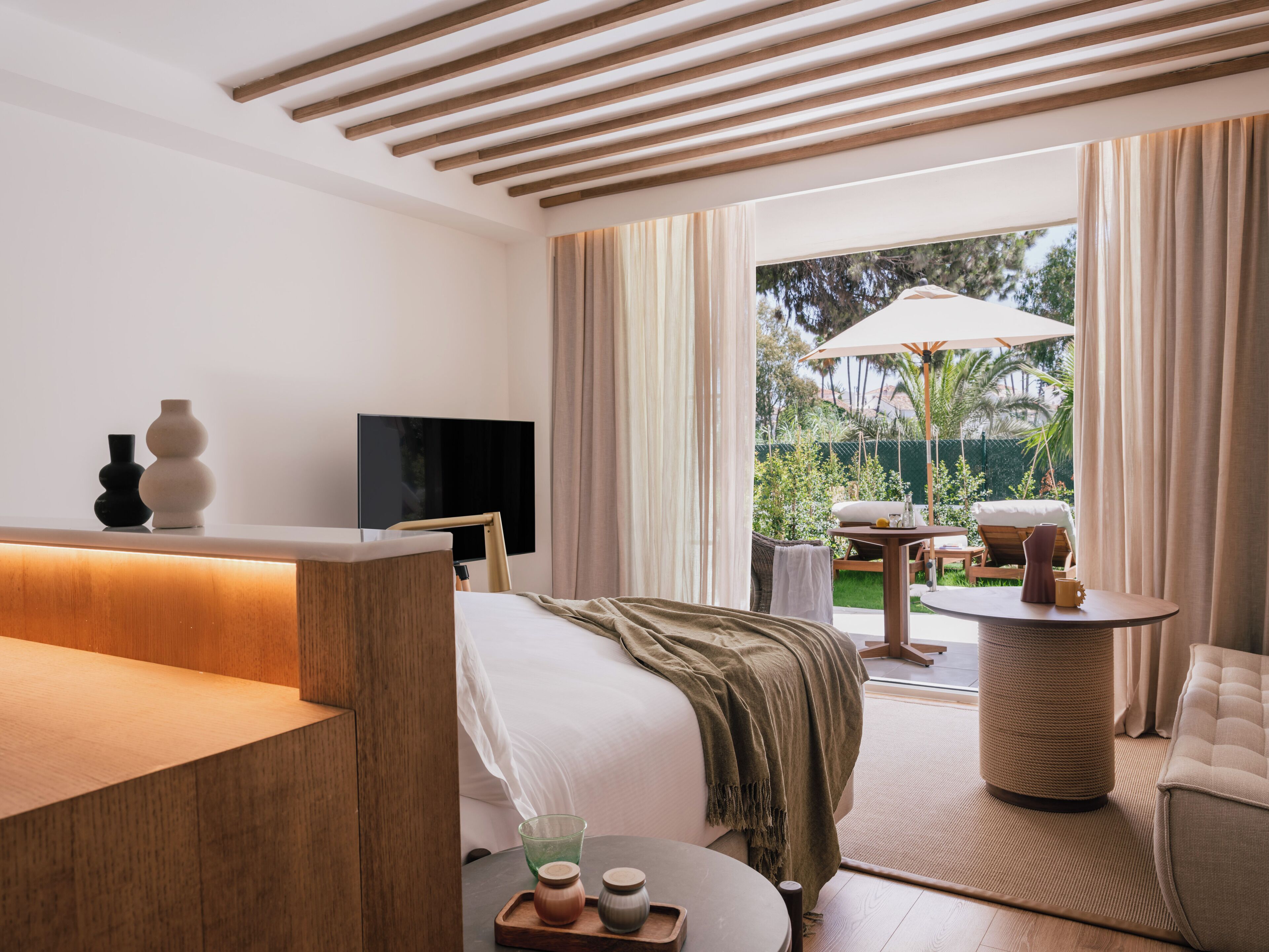 Extra ME+ Junior Suite with Garden | Literie de qualité supérieure, minibar, coffres-forts dans les chambres