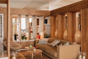 Lobby lounge