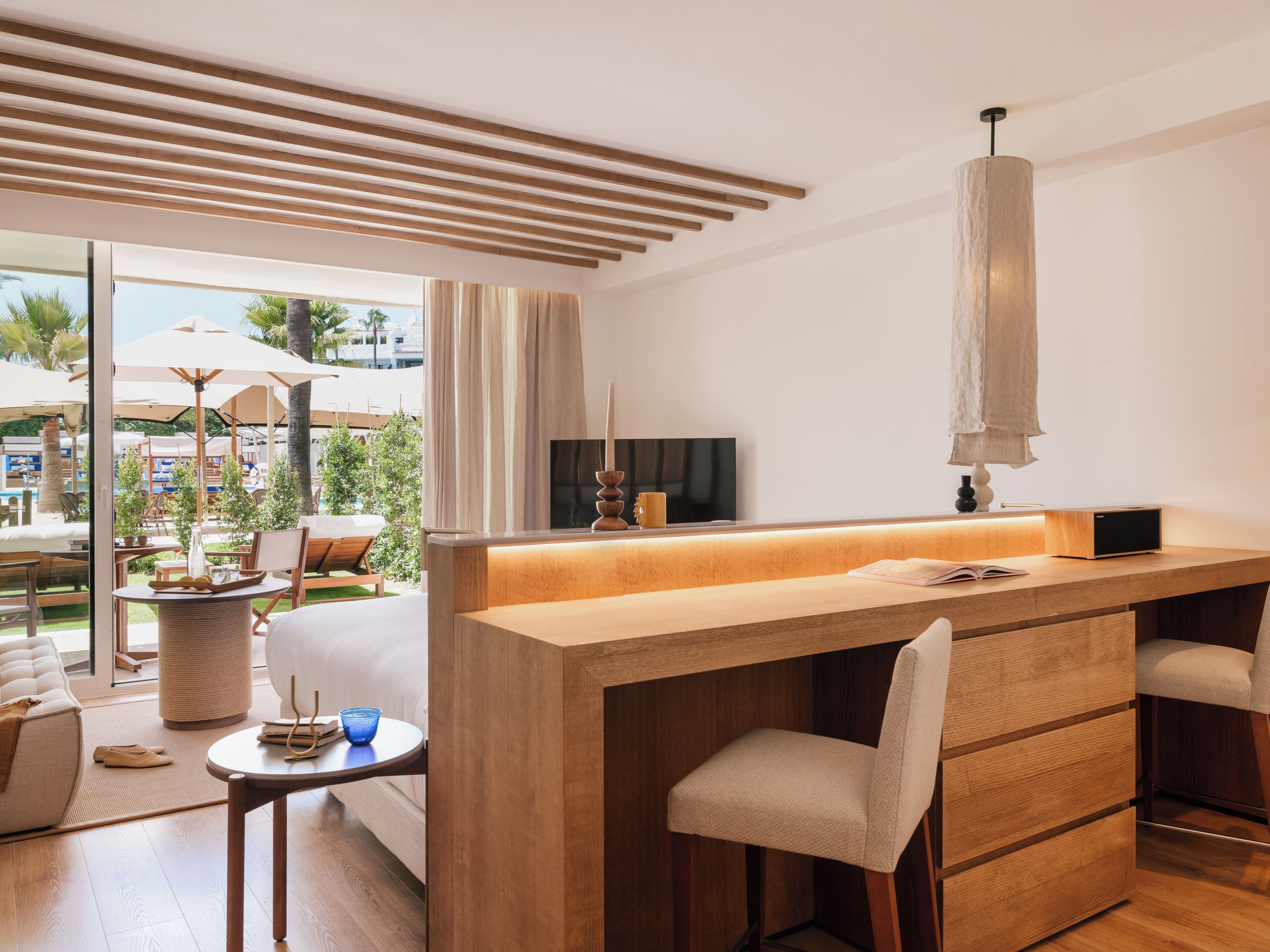 Extra ME+ Junior Suite with Garden and Oasis access | Literie de qualité supérieure, minibar, coffres-forts dans les chambres