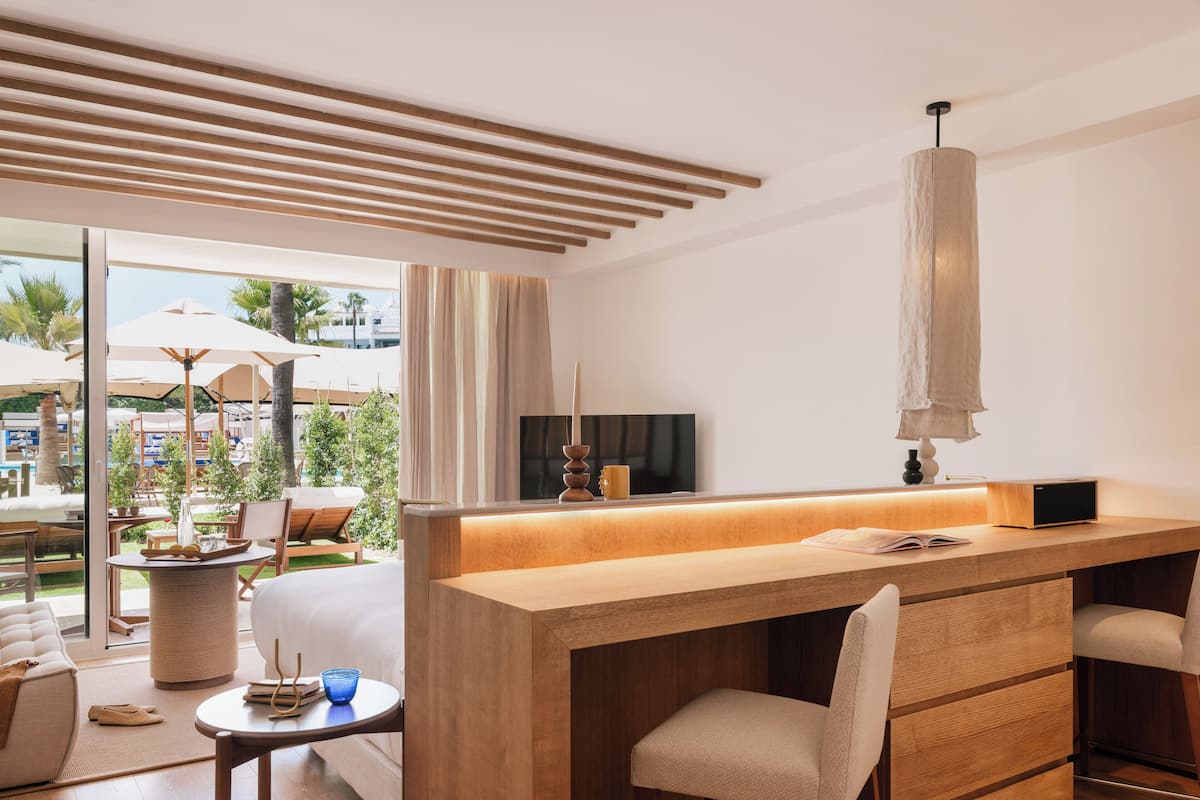 Extra ME+ Junior Suite with Garden and Oasis access | Literie de qualité supérieure, minibar, coffres-forts dans les chambres