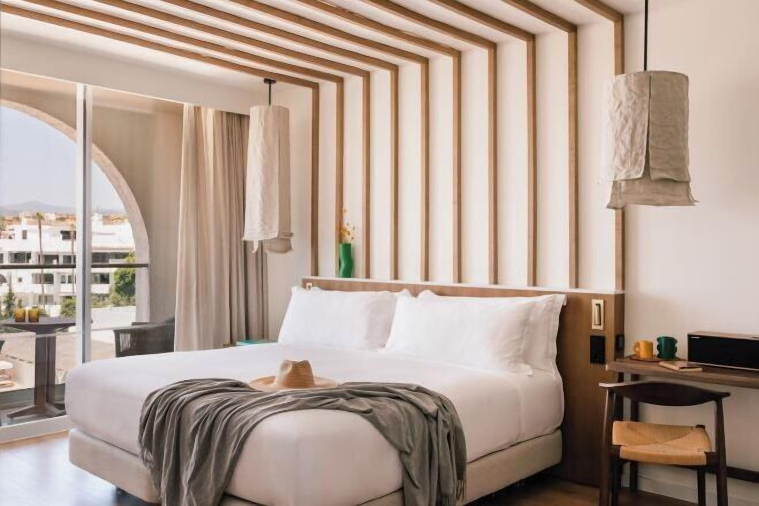 Luxe beddengoed, een minibar, een kluis op de kamer