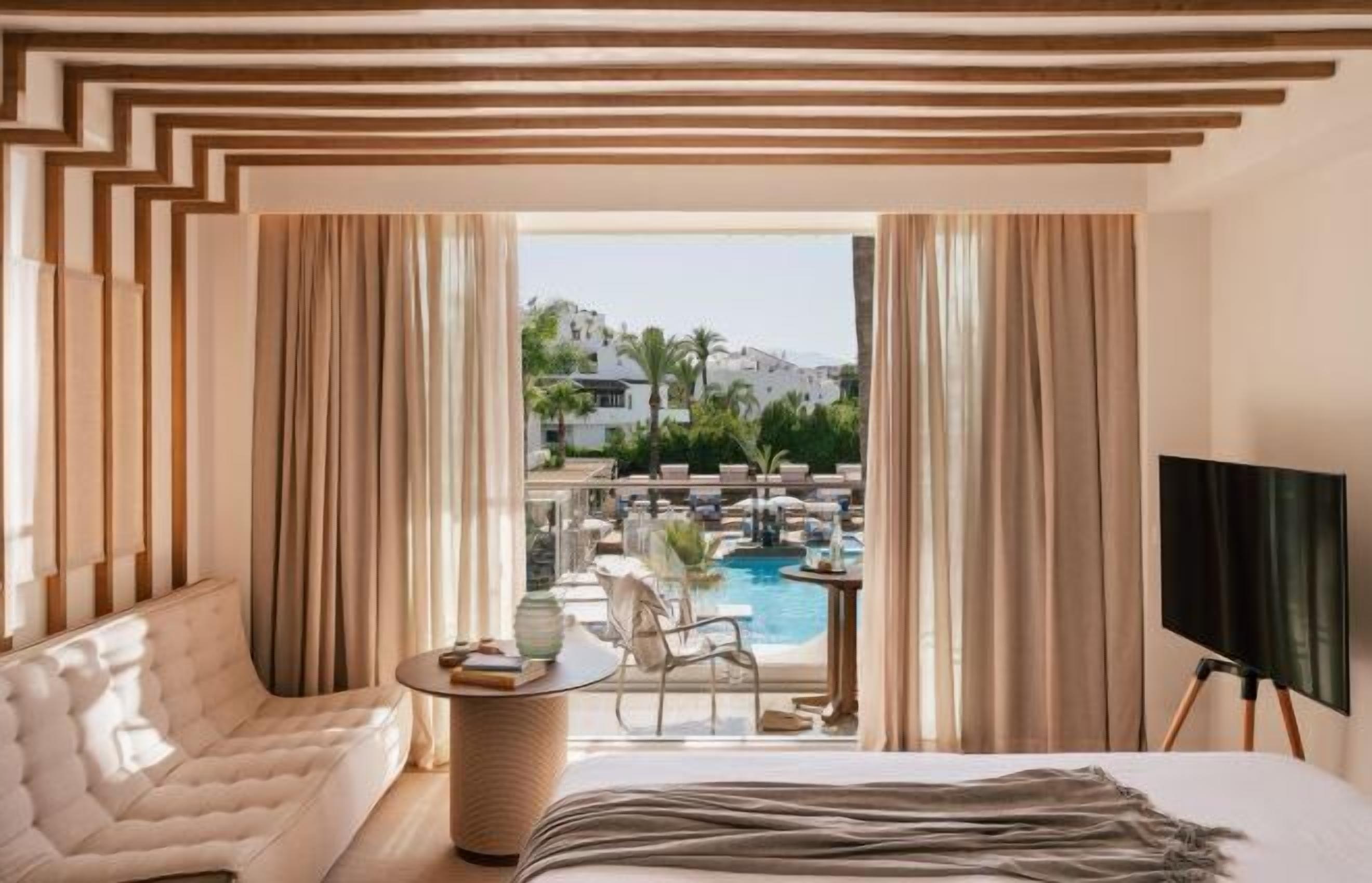 Luxe beddengoed, een minibar, een kluis op de kamer