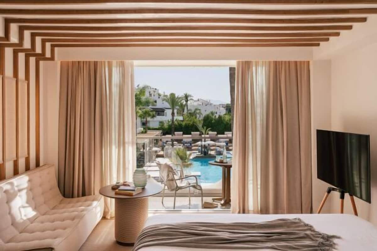 Luxe beddengoed, een minibar, een kluis op de kamer