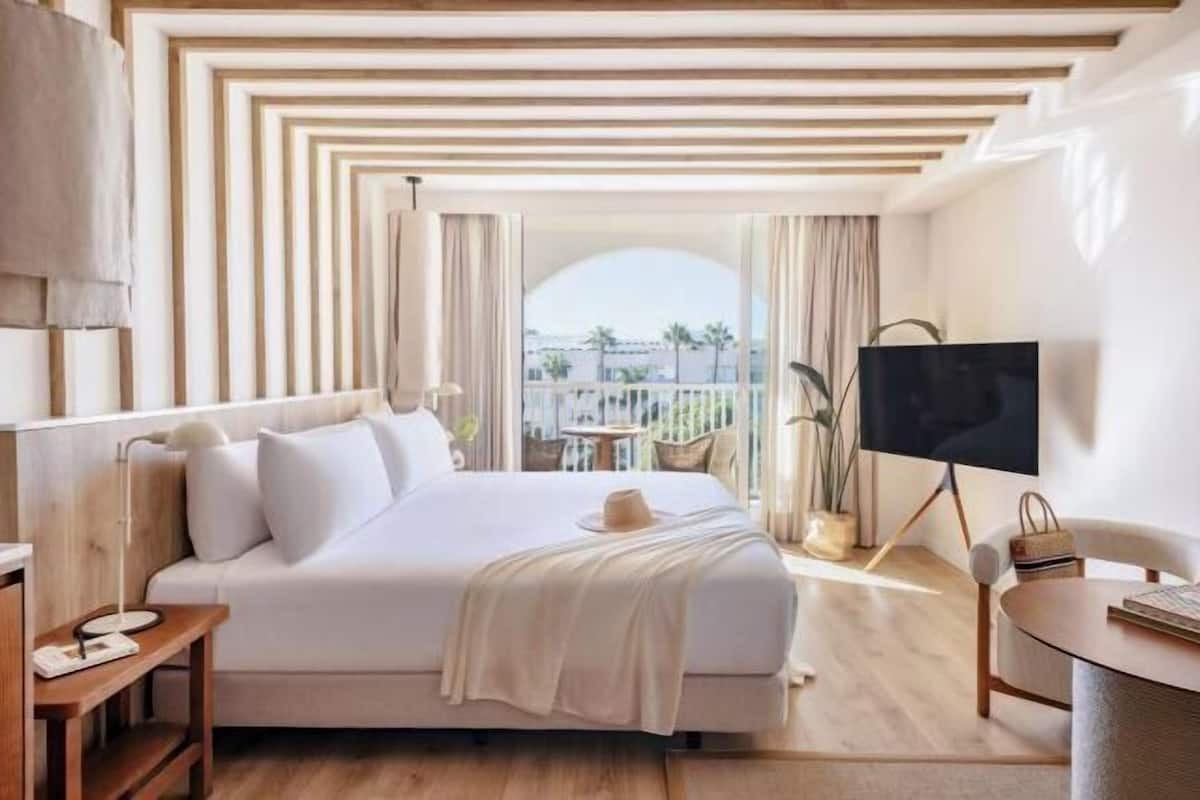 Premium bedding, free WiFi, bed sheets