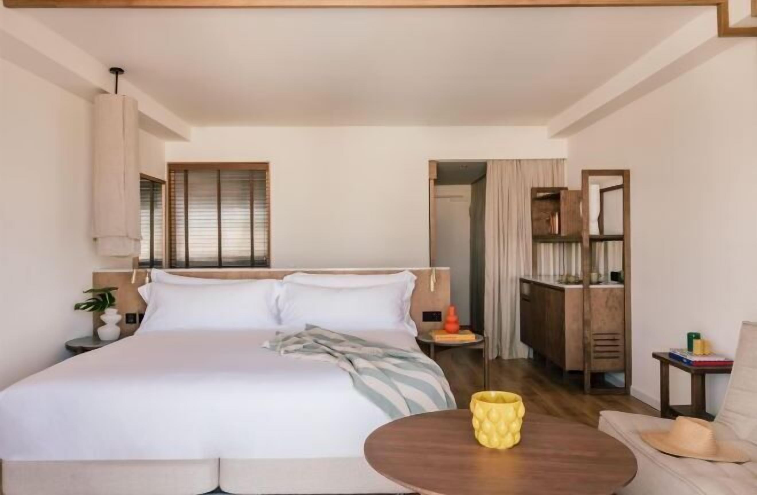 Luxe beddengoed, een minibar, een kluis op de kamer