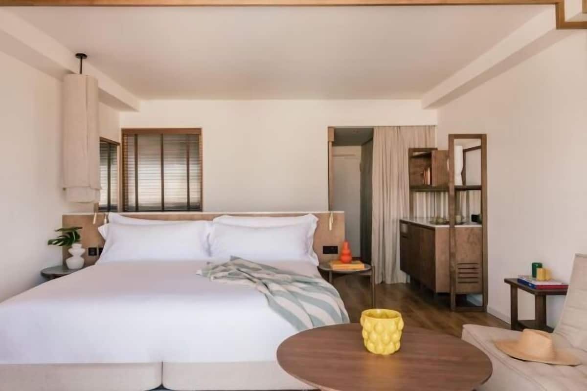 Luxe beddengoed, een minibar, een kluis op de kamer