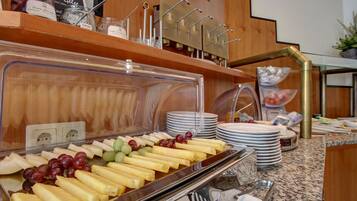 Se ofrece un desayuno bufé todos los días (por un coste adicional)