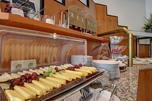 Daily buffet breakfast for a fee - Trip Inn Hotel Esplanade (Düsseldorf)