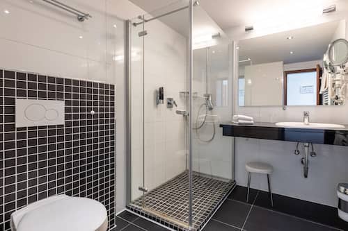 Kahden hengen comfort-huone | Kylpyhuone | Suihku, ilmaiset hygieniatuotteet, hiustenkuivaaja, pyyhkeet